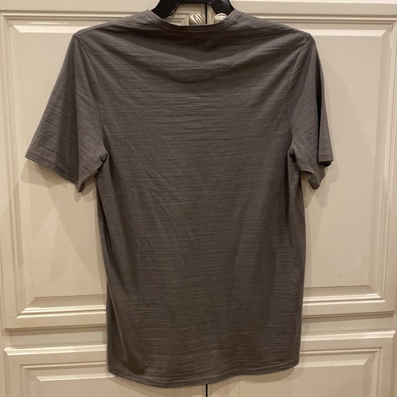 Vince Camuto v neck Pima cotton gray tee Mens size small - Picture 3 of 5